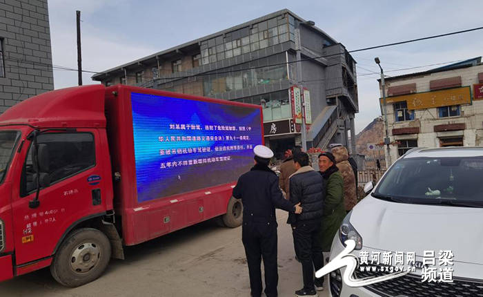 
石楼：借助LED宣传车 交通宁静到处讲：星空app官方网页(图2)