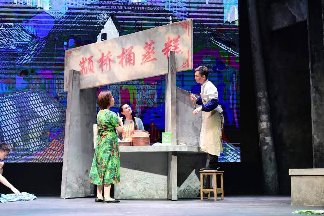 上海颛桥老街旧改故事被搬上舞台 演员都是“颛桥黎民”【星空官方网站】(图3)
上海颛桥老街旧改故事被搬上舞台 演员都是“颛桥黎民”【星空官方网站】(图3)