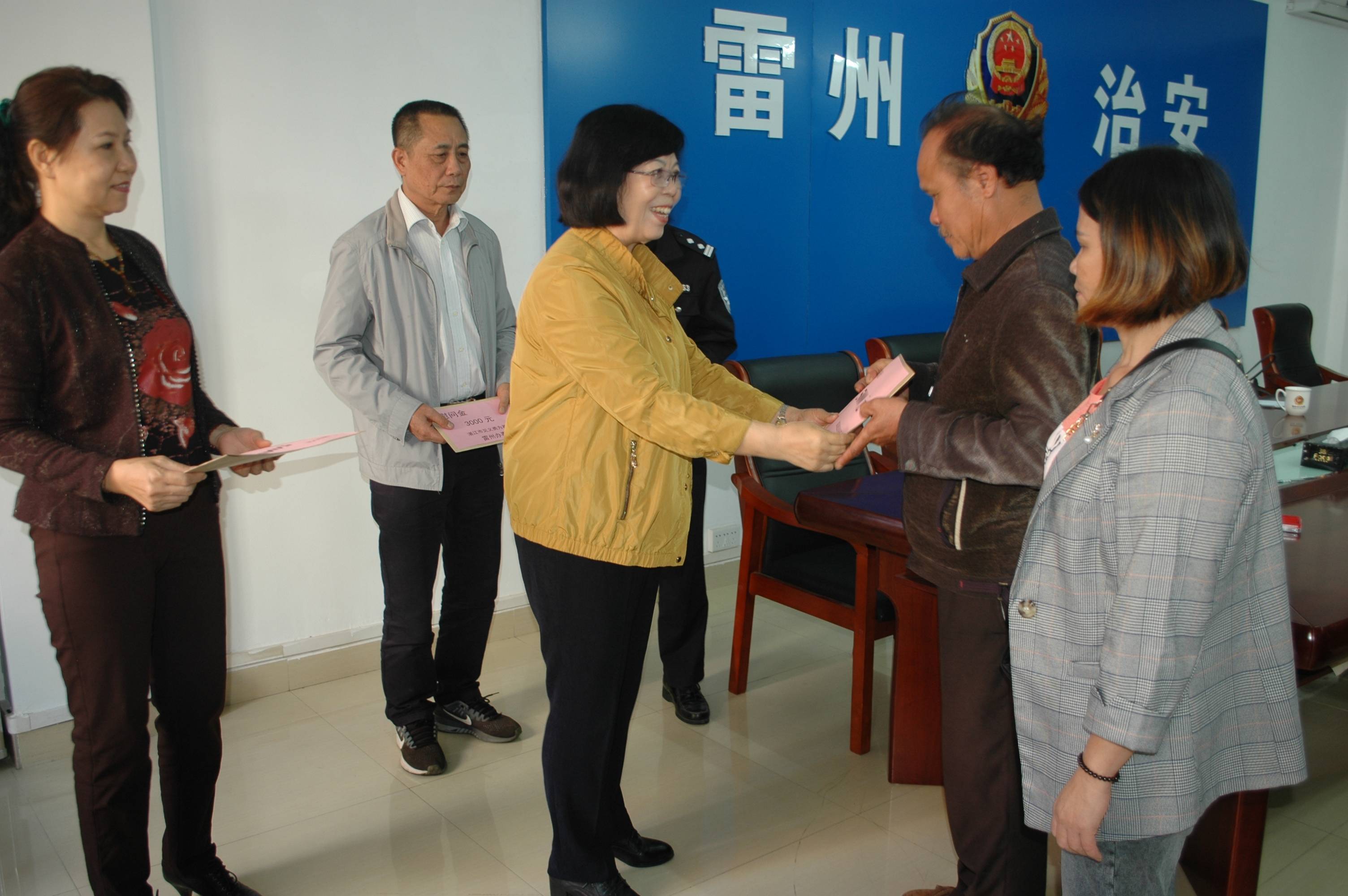 
湛江：依托媒体高效为临危不惧者宣传 营造学英雄祟尚英雄良好气氛！_星空app官网(图7)