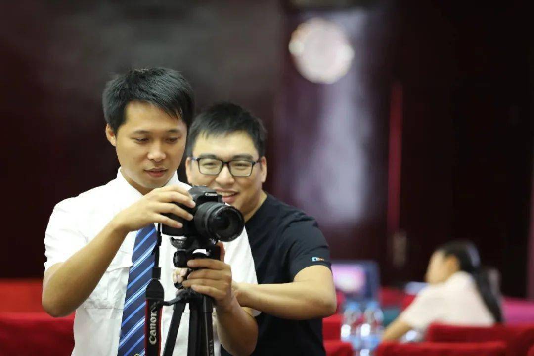 ‘星空app官方网页’
尺度化融媒体事情室示范点丨梧州车务段融媒体事情室(图5) ‘星空app官方网页’
尺度化融媒体事情室示范点丨梧州车务段融媒体事情室(图5)