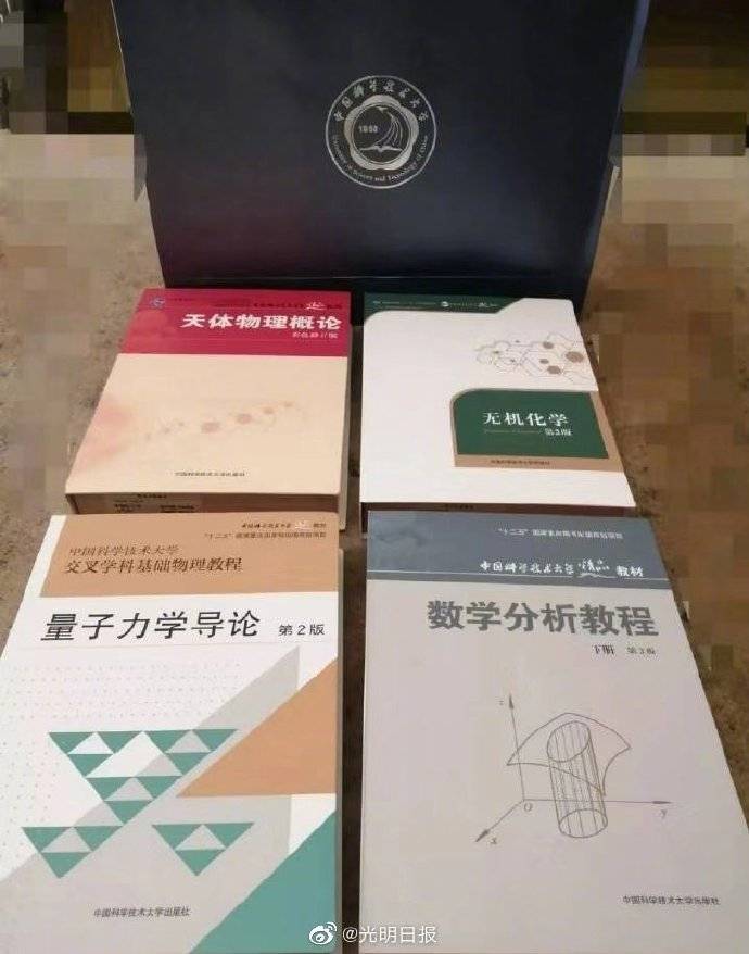 
中国科技大学学霸月饼包装 你是吃啊还是收藏？_星空app官网(图3)