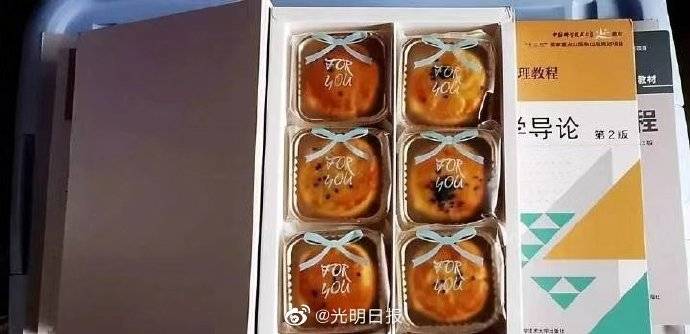 
中国科技大学学霸月饼包装 你是吃啊还是收藏？_星空app官网(图5)